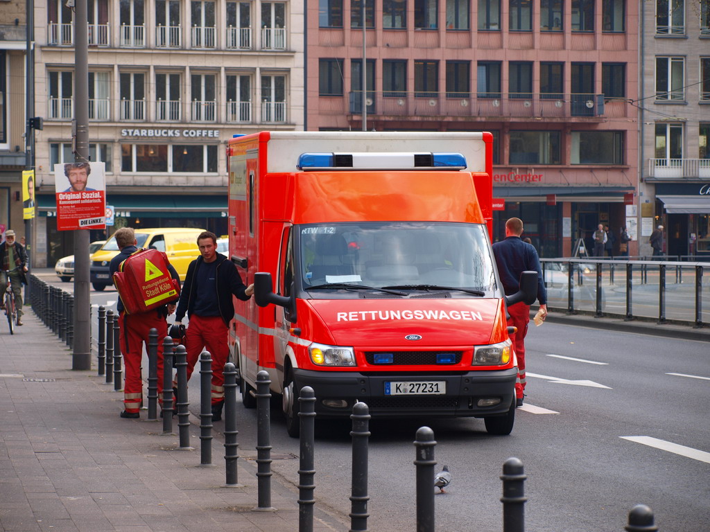 Suchmassnahmen am Koelner Neumarkt nach Raubueberfall im Parkhaus Wolfstr P27.JPG